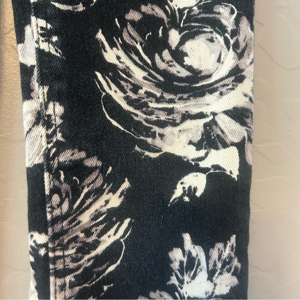 ⭐️Baby Gap black and white floral denim leggings size 4 years
